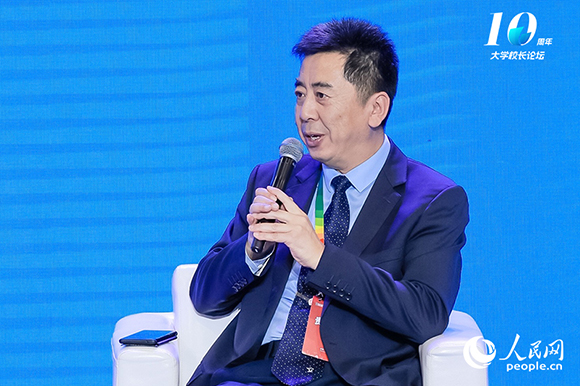 西安交通大學(xué)黨委常委、副校長(zhǎng)洪軍出席圓桌論壇并發(fā)言。